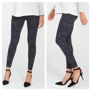 Spanx Look At Me Now cropped‎ seamless Leggings
 Black Camo Medium NWT